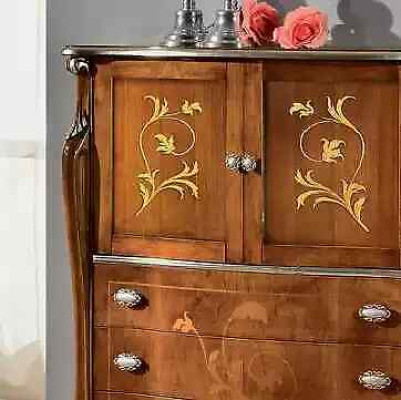 Clásica cómoda estilo antiguo marrón con 3 cajones para almacenamiento en la sala de estar