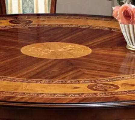 Mesa redonda de madera de estilo clásico para el comedor o la sala de estar en color marrón, nueva.