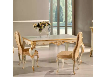 Clásica mesa de comedor en madera con juego de comedor de 4 sillas.