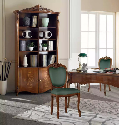 Muebles de oficina clásicos marrones de madera, mesa, sillas, estantería.