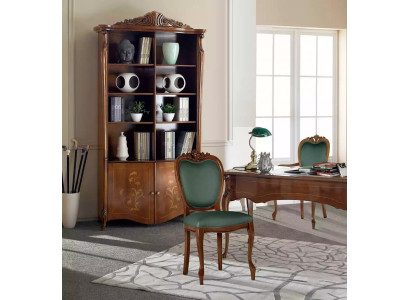 Muebles de oficina clásicos marrones de madera, mesa, sillas, estantería.