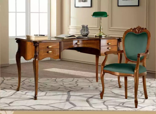 Muebles de oficina clásicos marrones de madera, mesa, sillas, estantería.