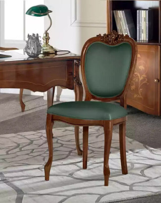 Muebles de oficina clásicos marrones de madera, mesa, sillas, estantería.