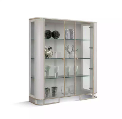 Vitrina de madera de lujo, diseño clásico, muebles italianos en blanco.