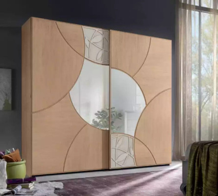 Armario con puertas correderas para dormitorio de madera color marrón con espejo.