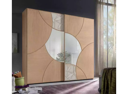 Armario con puertas correderas para dormitorio de madera color marrón con espejo.