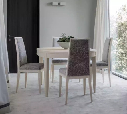 Juego de comedor, mesa de comedor y sillas de madera beige de 5 piezas.