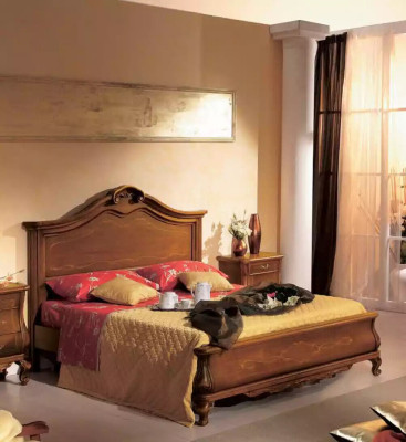 Cama doble de madera en estilo clásico. Diseño de dormitorio de lujo. Camas.