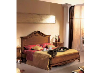 Cama doble de madera en estilo clásico. Diseño de dormitorio de lujo. Camas.