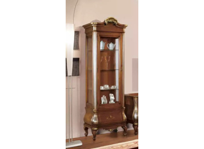 Vitrina de alta calidad de madera marrón de lujo. Armario de muebles clásicos.