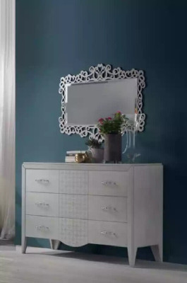 Juego de dormitorio de lujo de 5 piezas. Cama, 2 mesitas de noche, cómoda. Diseño moderno.