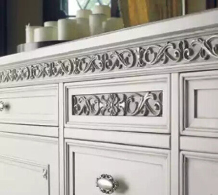 Mueble de salón de madera maciza en blanco.