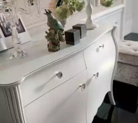 Aparador blanco de madera maciza con cómodas y armario.