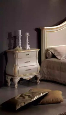 Mesa de noche de diseñador moderno en madera blanca en el dormitorio muebles clásicos