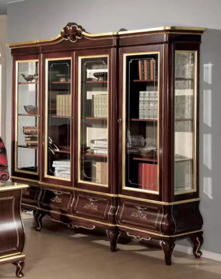 Clásica estantería marrón de libros con cajones, puertas de cristal, muebles de madera maciza.