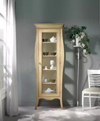 Vitrina de lujo de vidrio en estilo clásico italiano.