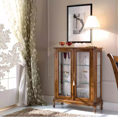 Armario de madera de alta calidad, color marrón, muebles de estilo clásico, vitrina.