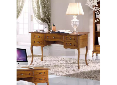 Escritorio de oficina marrón. Muebles de lujo para una oficina en casa. Escritorio de madera clásico.