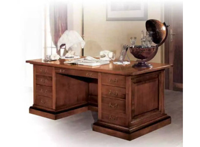 Escritorio de madera maciza marrón. Muebles clásicos para oficina. Mesa de estudio.