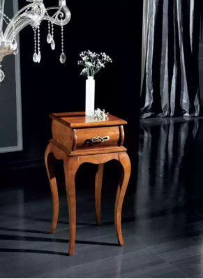 Mesa auxiliar exclusiva de madera clásica marrón para la sala de estar.