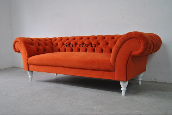 Sofá de diseño de tela tapizado chesterfield moderno de 3 plazas en color naranja.