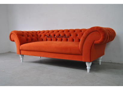 Sofá de diseño de tela tapizado chesterfield moderno de 3 plazas en color naranja.