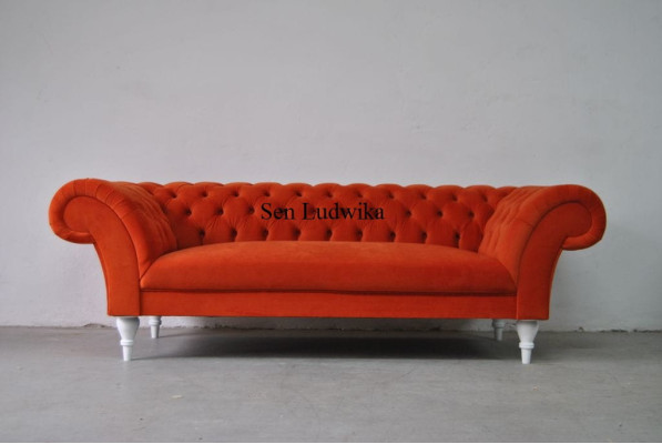 Sofá de diseño de tela tapizado chesterfield moderno de 3 plazas en color naranja.