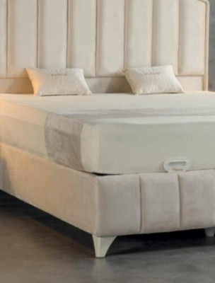 Dormitorio beige de lujo de metal con cama y 2 mesitas de noche elegantes de 3 piezas