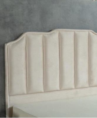 Dormitorio beige de lujo de metal con cama y 2 mesitas de noche elegantes de 3 piezas