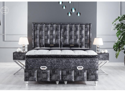 Cama negra con colchón y dos mesitas de noche en el juego de muebles de dormitorio.