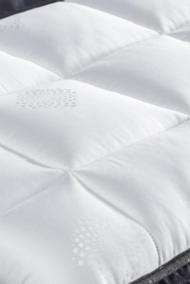 Cama negra con colchón y dos mesitas de noche en el juego de muebles de dormitorio.