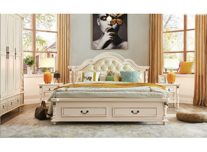 Cama doble Chesterfield y 2 mesitas de noche en patas torneadas.