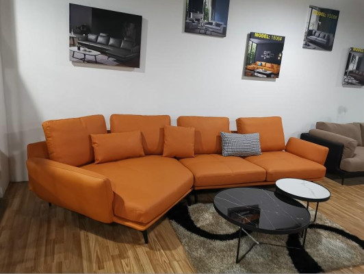 Sofá esquinero en forma de L de color naranja, conjunto de sofá de esquina acolchado de cuero.