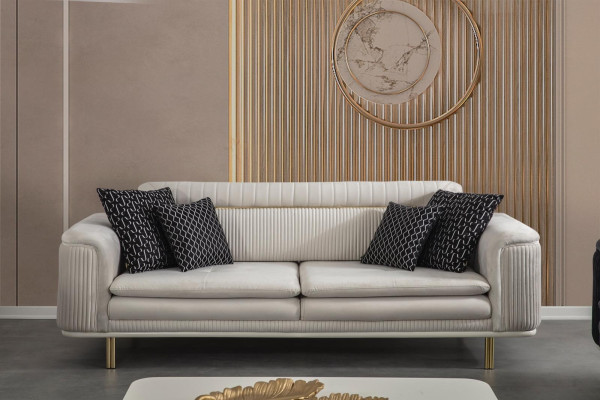 Sofá tres plazas de tela para la sala de estar en color beige.