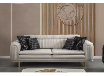 Sofá tres plazas de tela para la sala de estar en color beige.