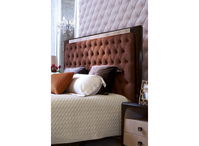 Cama de lujo con diseño acolchado doble para habitaciones de hotel matrimonial.