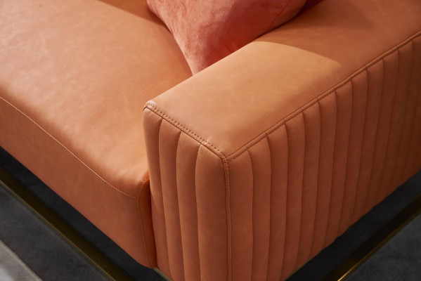 Sofá de tres plazas tapizado en piel estilo moderno de madera.