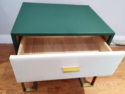 Diseño de consola de mesa de noche decorativa de metal brillante para mesas y consolas de dormitorio.