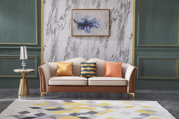 Sofá de tres plazas clásico, nuevo, tapizado en cuero para la decoración del salón.