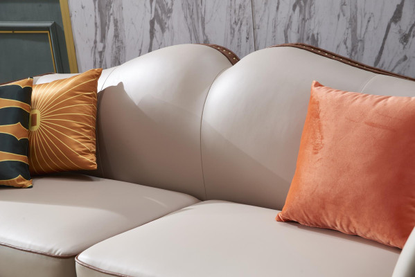 Sofá de tres plazas clásico, nuevo, tapizado en cuero para la decoración del salón.