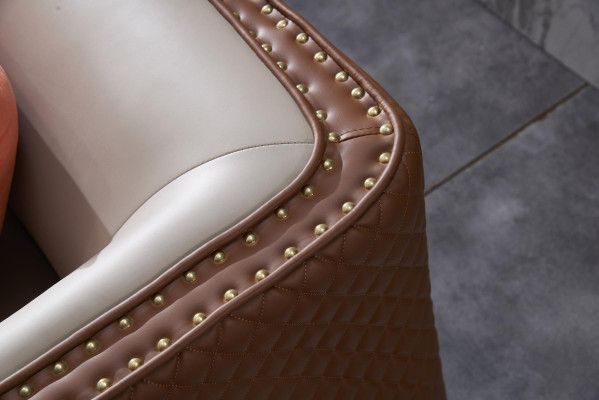 Sofá individual de un diseñador de sillón de club lounge acolchado nuevo.