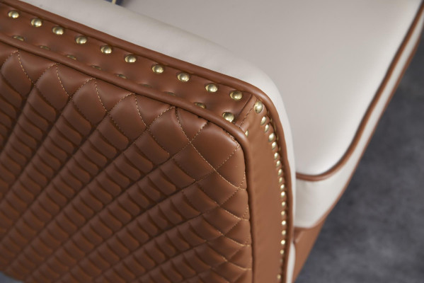 Sofá individual de un diseñador de sillón de club lounge acolchado nuevo.