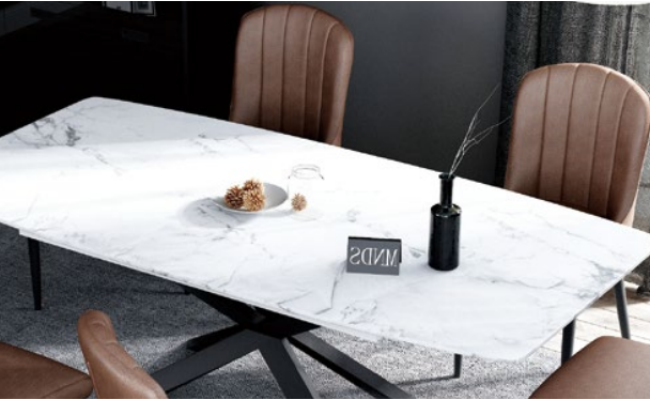Diseño de muebles para comedor. Grupo de sillas y mesa con 4 sillas con respaldo. Set de 5 piezas.
