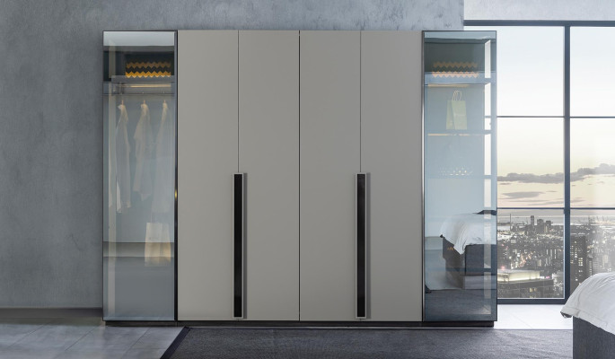 Elegante armario de dormitorio con puertas de cristal transparente.