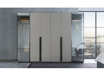 Elegante armario de dormitorio con puertas de cristal transparente.
