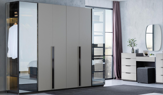 Elegante armario de dormitorio con puertas de cristal transparente.