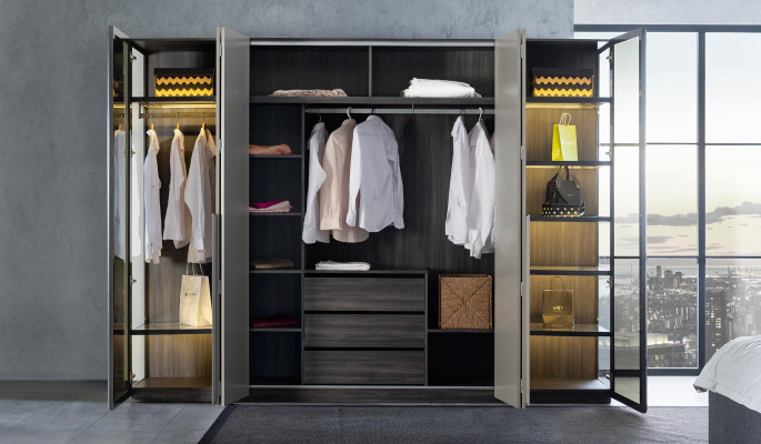 Elegante armario de dormitorio con puertas de cristal transparente.