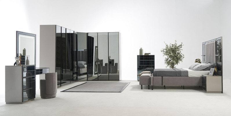 Cama de lujo de cristal para dormitorio, mesita de noche, armario de esquina, cómoda, espejo, taburete gris.