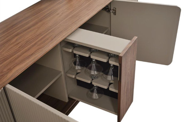 Mueble aparador de espejo con juego de cómoda de madera en color beige para salón.