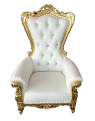 Elegante sillón blanco con una silueta dinámica y magníficos elementos decorativos en forma de patrones florales.